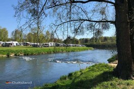 Camping aan de rivier in de Eifel Duitsland